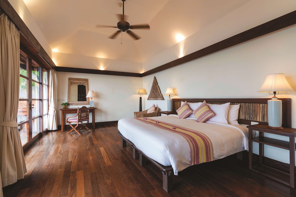 Room, 4 Bedrooms (Oceanfront Pool Residence With Stairs)
