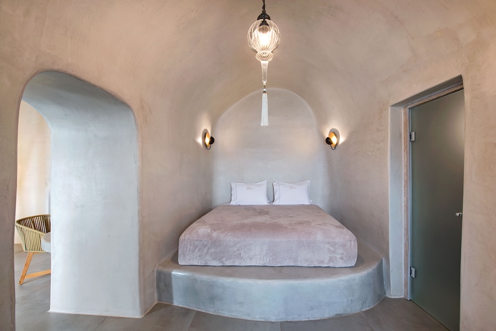 Cave Suite with Outdoor Hot Tub - Photo 2