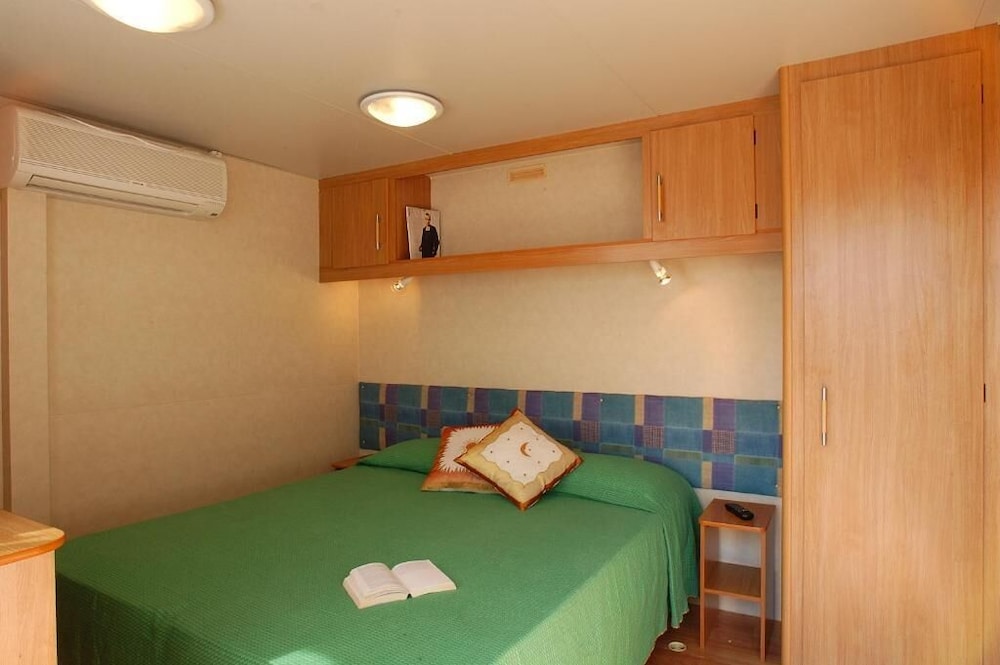 Basic Double or Twin Room, Non Smoking, Private Bathroom