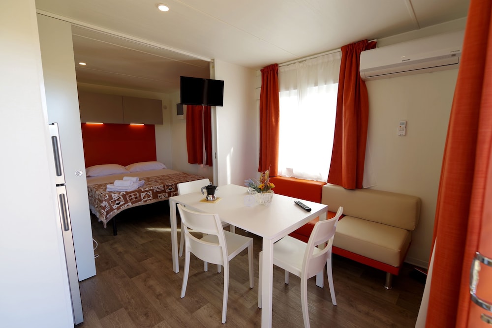 Deluxe Mobile Home, 1 King Bed photo 3