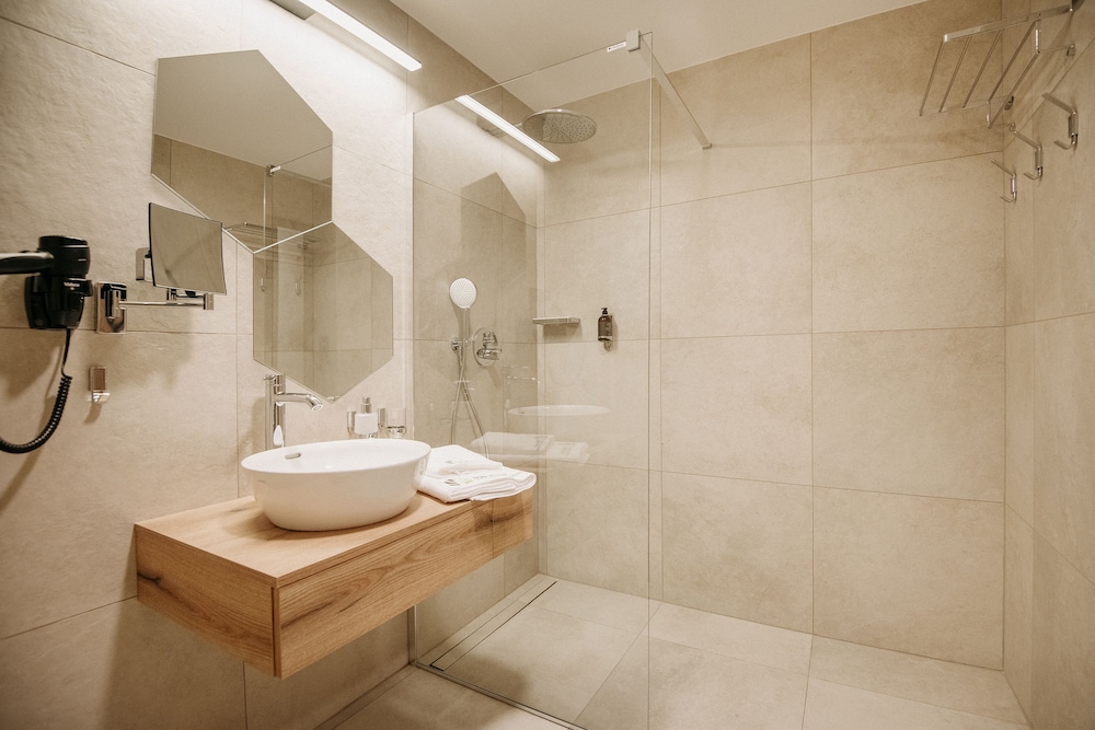 Basic Double Room, Ensuite photo 3