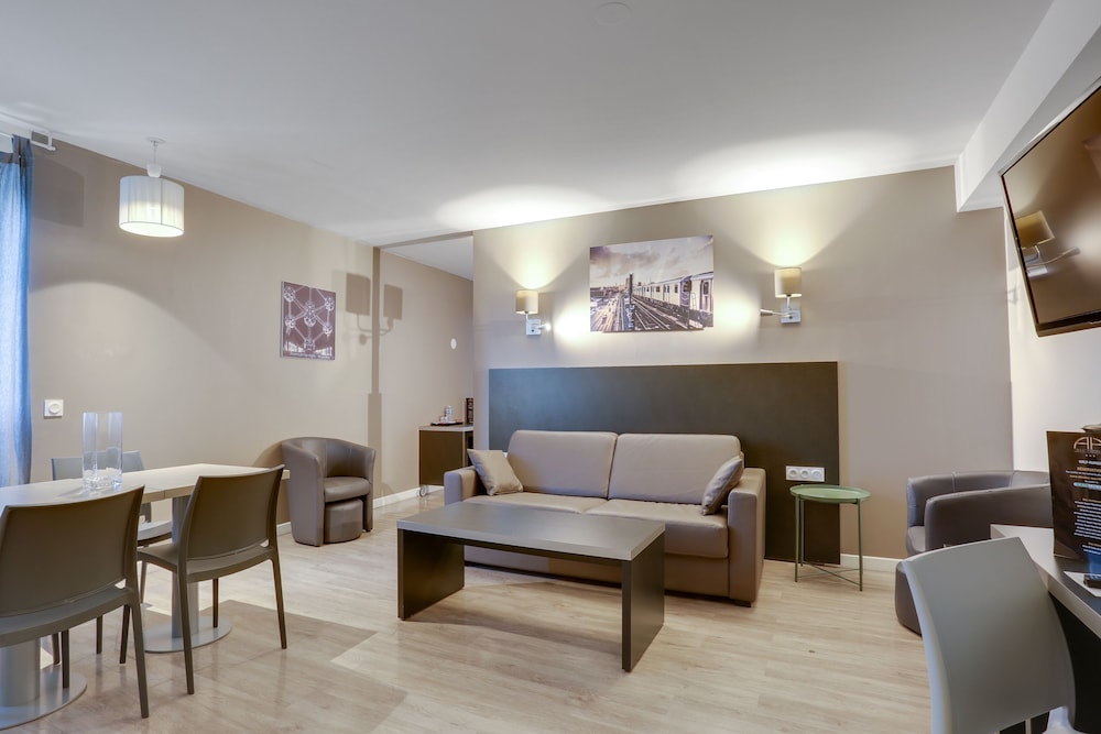 BUSINESS SUITE (DOUBLE BED AND SOFA BED)