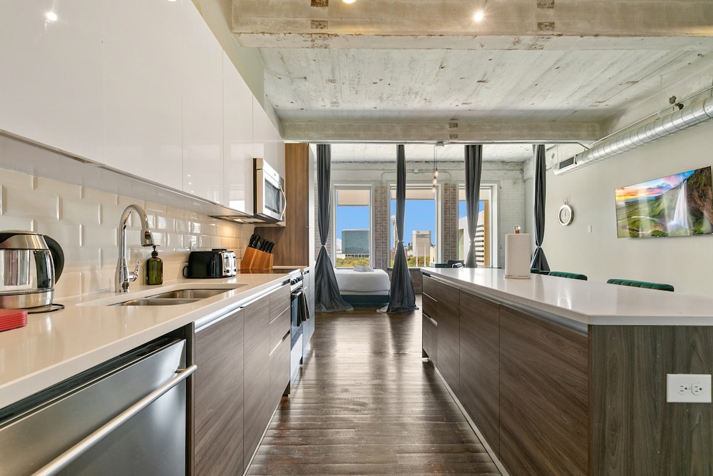 Signature Loft, 3 Bedrooms, 2 Bathrooms, City View - Photo 17