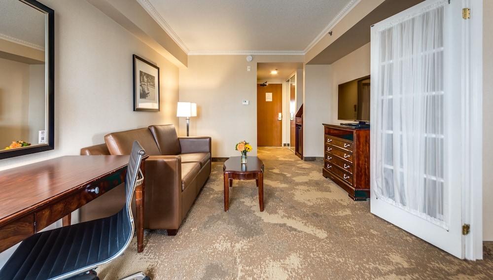 Deluxe King Suite with Jetted Tub-Separate Living Room - Photo 6