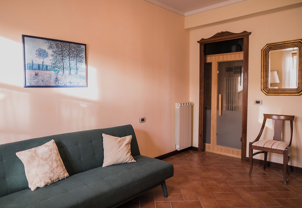 Suite - Photo 13