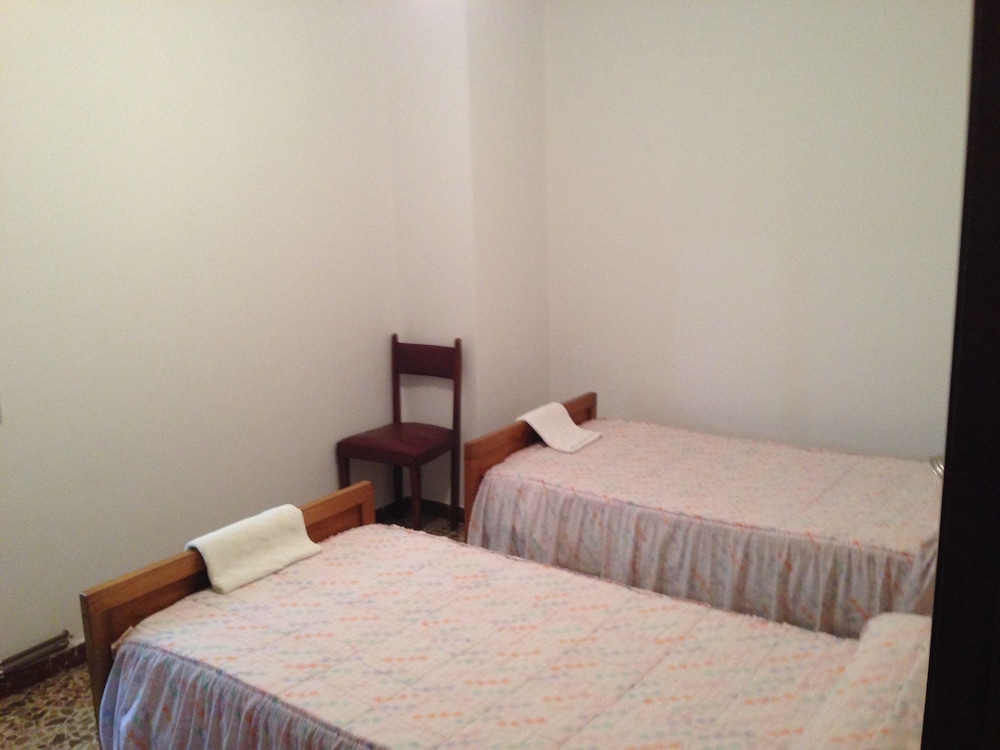 Standard Twin Room, Shared Bathroom, Tower photo 2