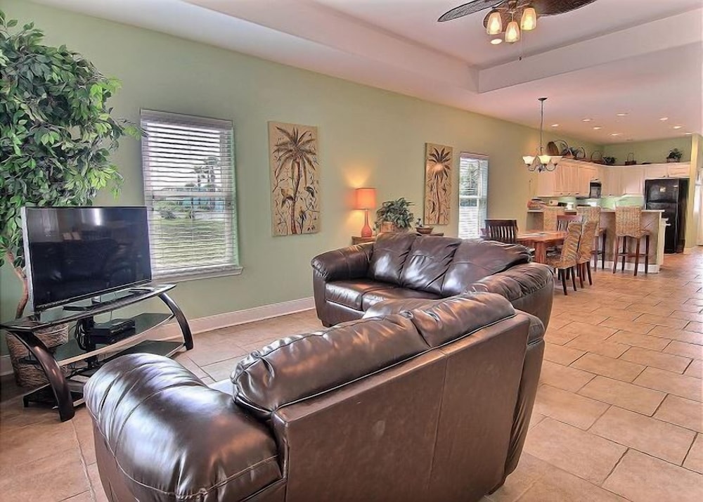 House, 4 Bedrooms, Balcony, Poolside (Nippers)