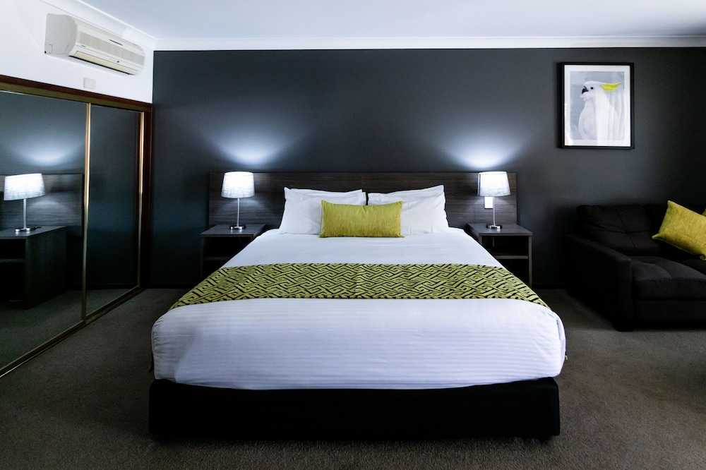 Suite, 1 King Bed, Non Smoking (Dining Table) photo 3