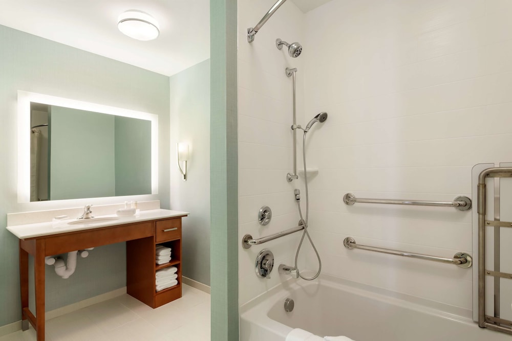 Suite, 1 King Bed, Accessible, Bathtub photo 3