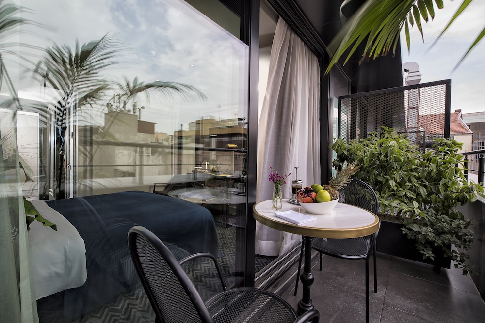 Deluxe Room, 1 Queen Bed, Non Smoking, Balcony photo 2
