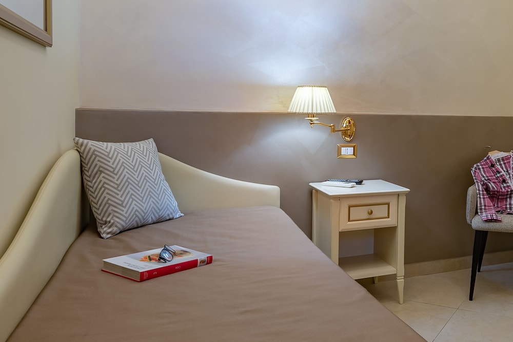 Family Room, City View (201) - Photo 19