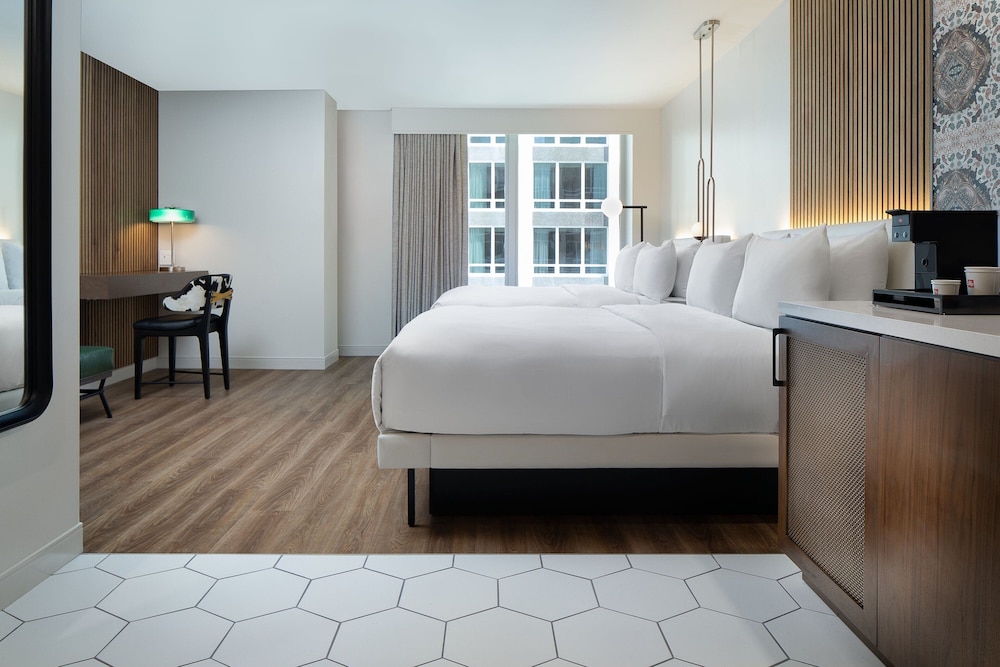 Room, 2 Queen Beds, Courtyard View - Photo 5