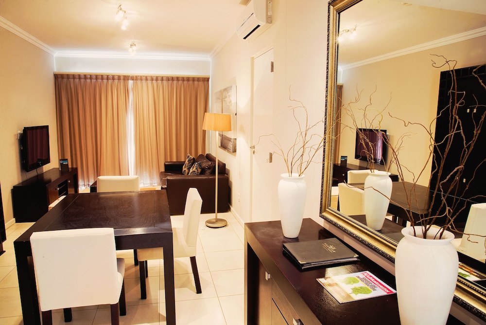 Suite, 2 Bedrooms, Kind Bed And 2 Single Beds
