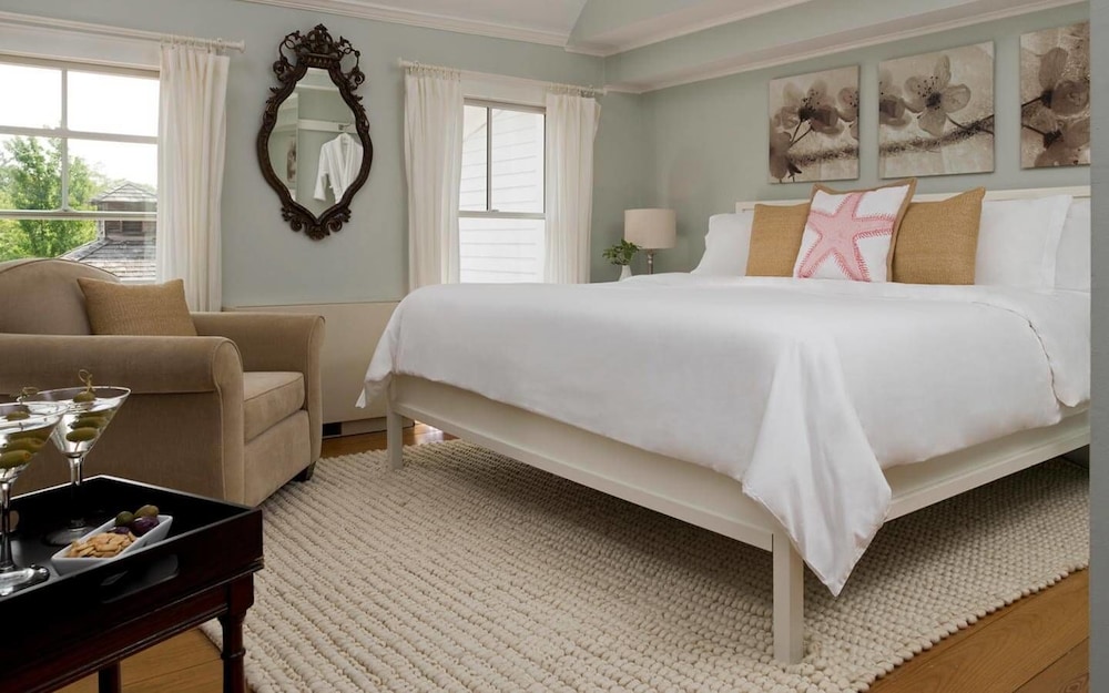 Deluxe Room, 1 King Bed photo 2