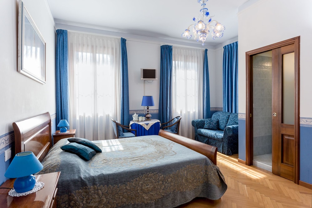 Deluxe Double Room, Private Bathroom photo 2