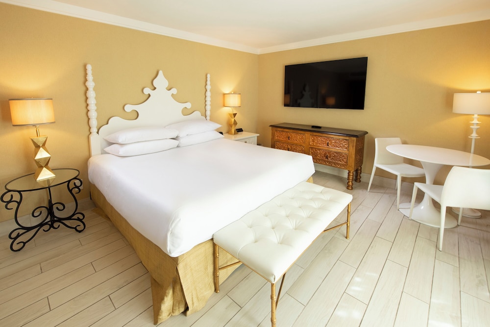 Deluxe Room, 1 King Bed, Terrace (Pool) - Photo 2