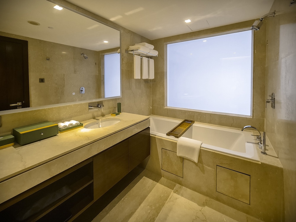Premium Twin Room, 2 Twin Beds, City View (Bath Shower Combination) - Photo 5
