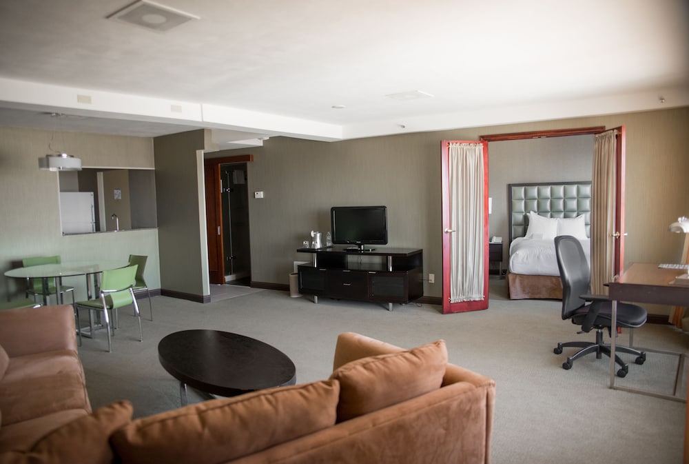 Suite, 1 Queen Bed, Non Smoking (One-Bedroom Suite) photo 3