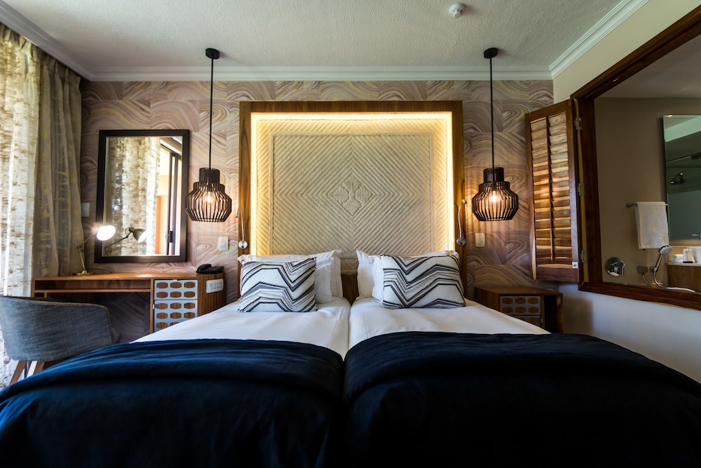 Accessible Twin Room photo 2