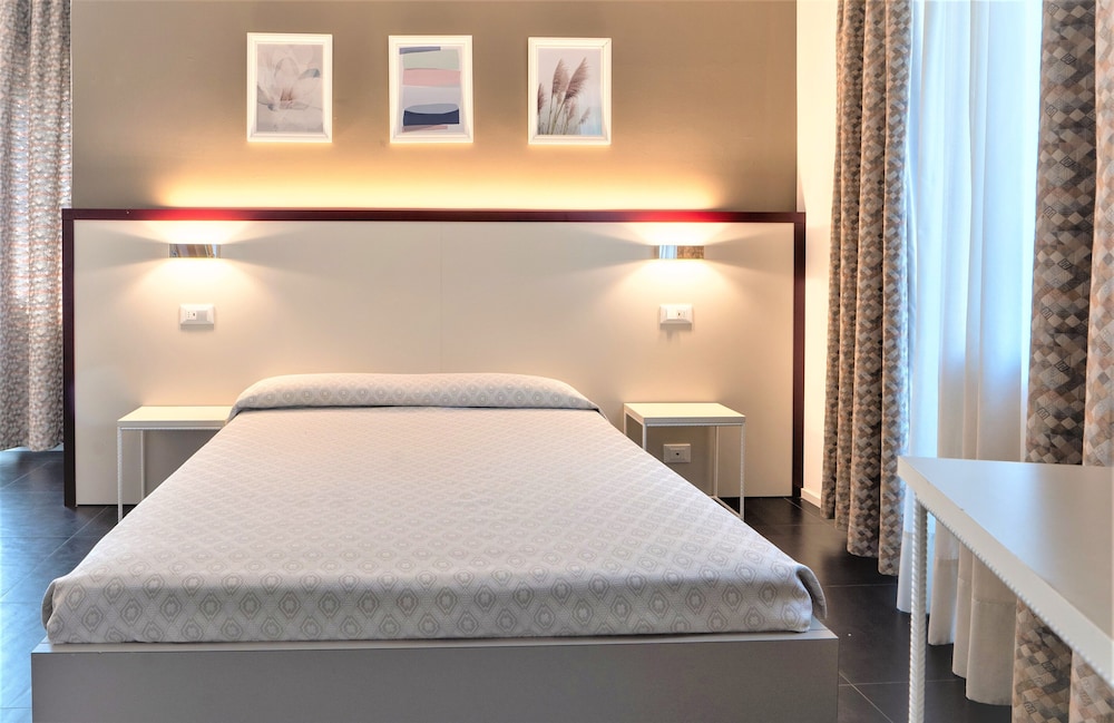 Classic Double or Twin Room, Ensuite - Photo 1