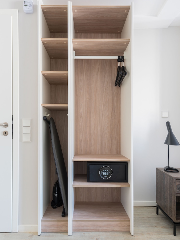 Large Studio with Kitchenette - Photo 12