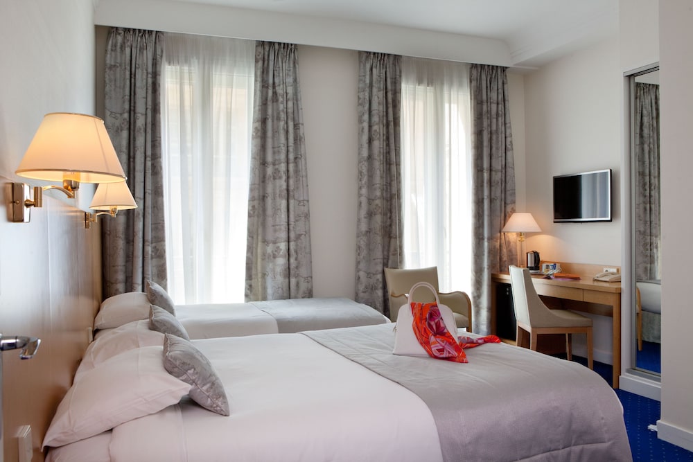 Deluxe Room (Bedding Configuration Not Guaranteed) photo 2