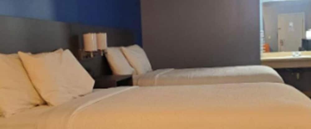 Standard Single Room, 2 Queen Beds, Non Smoking photo 1