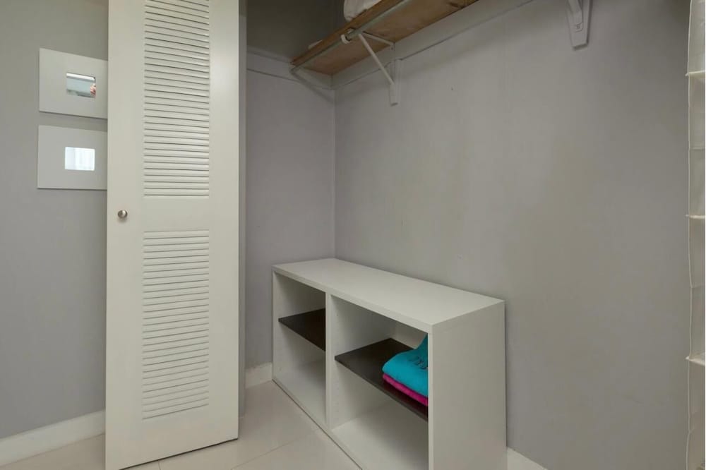 Fresh and modern Studio, 1 King , 1 twin sofa bed, non smoking  (no pool access) photo 2