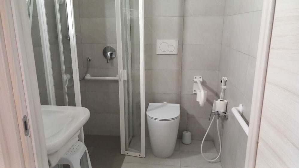 Double Room, Mobility Accessible - Photo 6