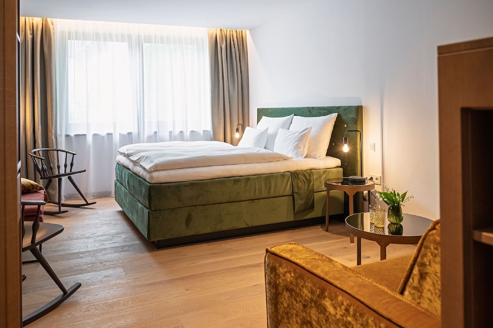 Superior Room, 1 King Bed, Mountain View