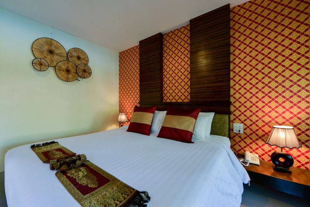Deluxe Room, 1 King Bed, Partial Sea View