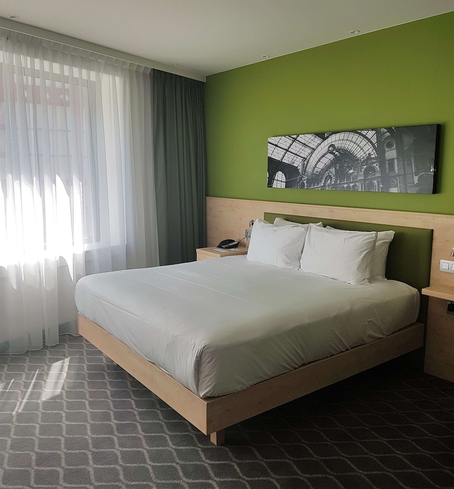 Family Room, 1 King Bed (with kitchenette) thumbnail 5