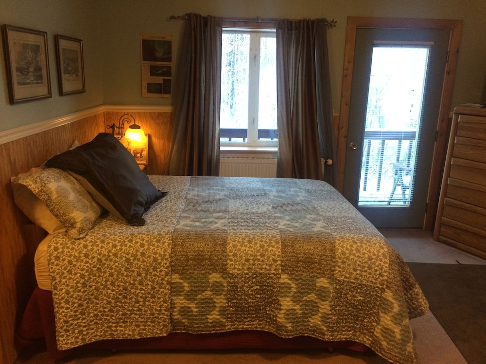 Queen Room w/ 1 Queen 1 Twin photo 2