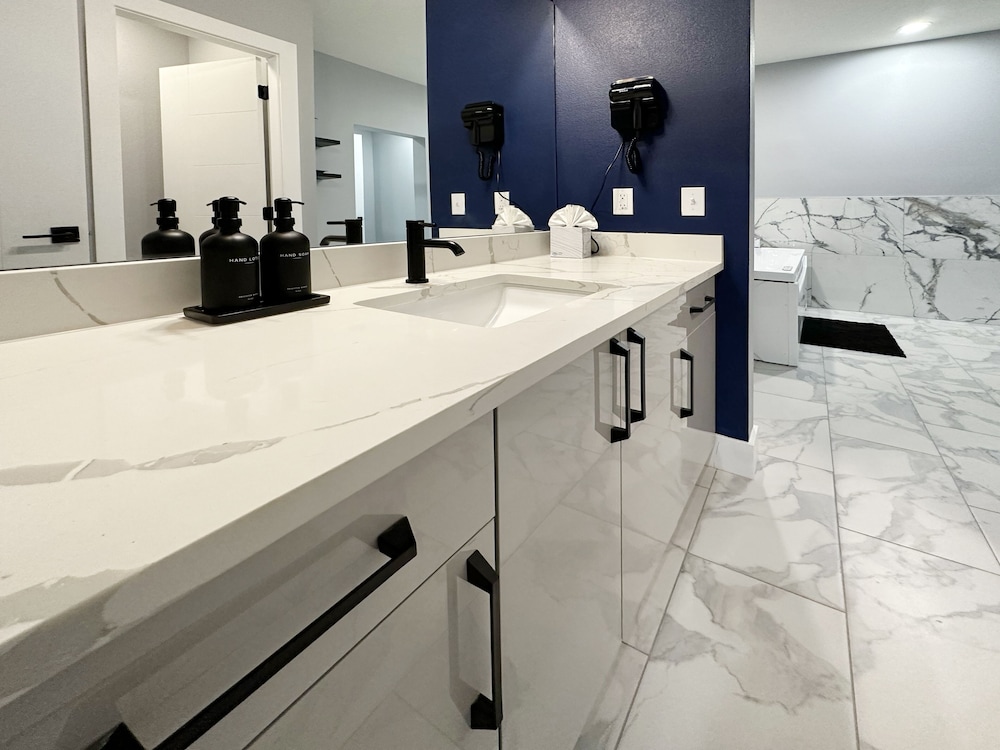 Family Suite with Jacuzzi photo 3
