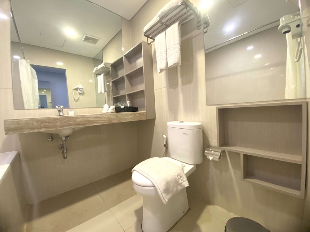Junior Suite, 1 Queen Bed, Smoking (Living Room) - Photo 4