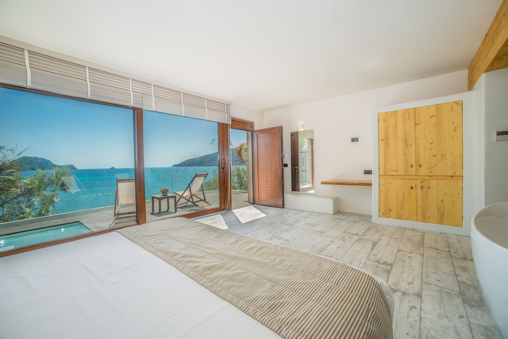 Premium Junior Suite with Outdoor Jetted Tub & Sea View - Photo 1