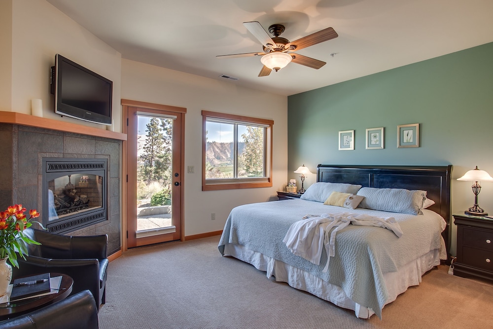 Deluxe King Suite-Bosc Bed & Breakfast photo 1