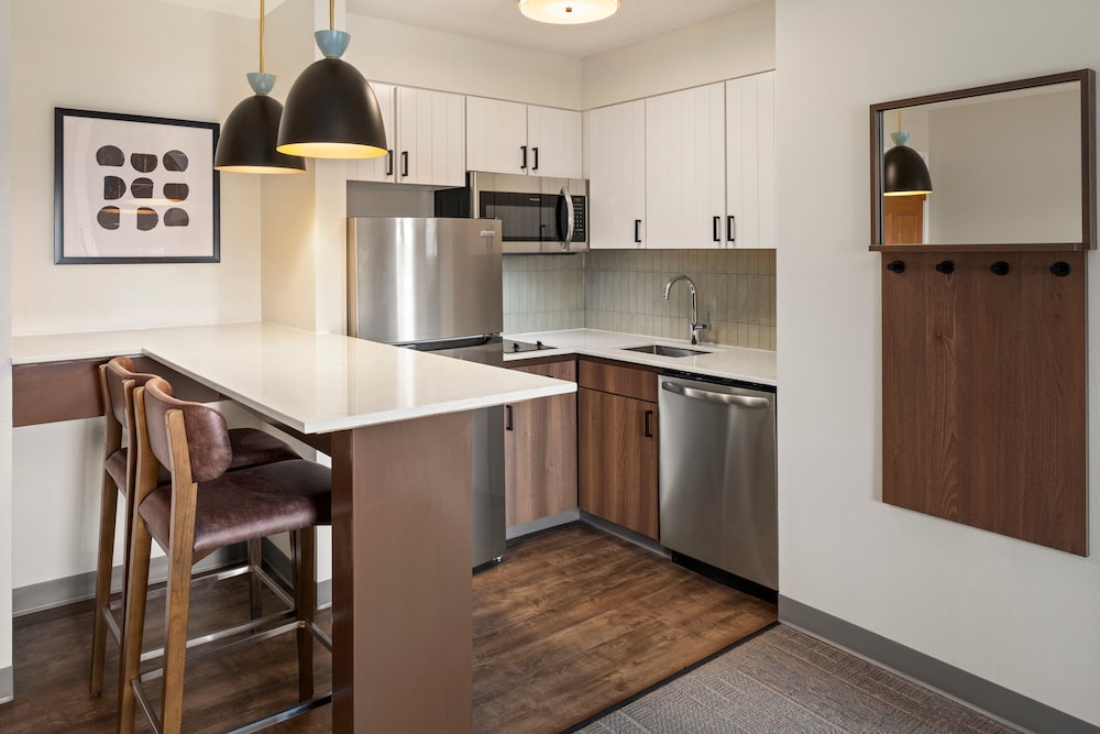 Suite, 1 Bedroom - Photo 6