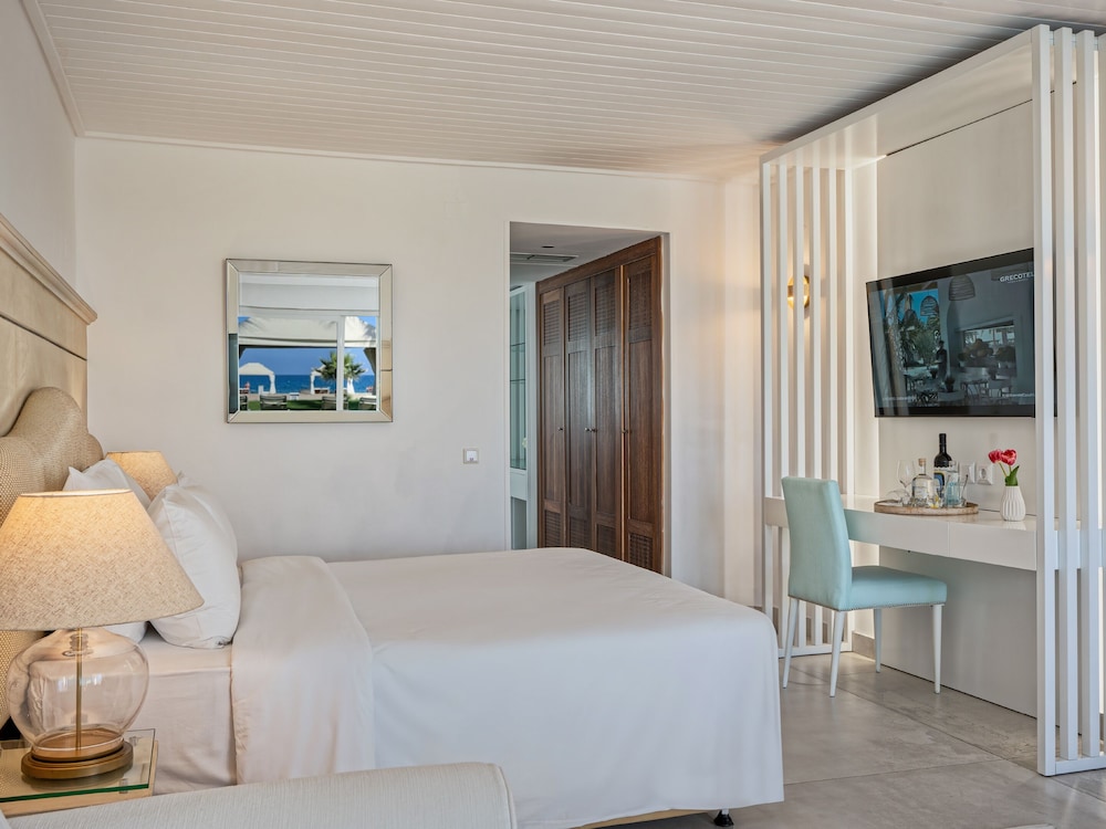 Junior Suite Sea Front, Private Pool - Photo 3
