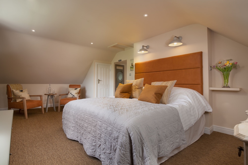 Superior Room, 1 King Bed photo 2