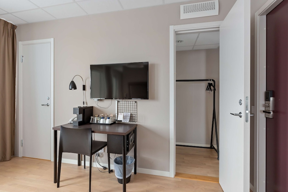 Business Room, 1 King Bed, Non Smoking - Photo 4