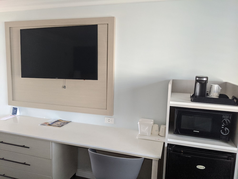 Room, 1 King Bed, Accessible, Non Smoking (Mobility/Hearing, Roll-In Shower) - Photo 3