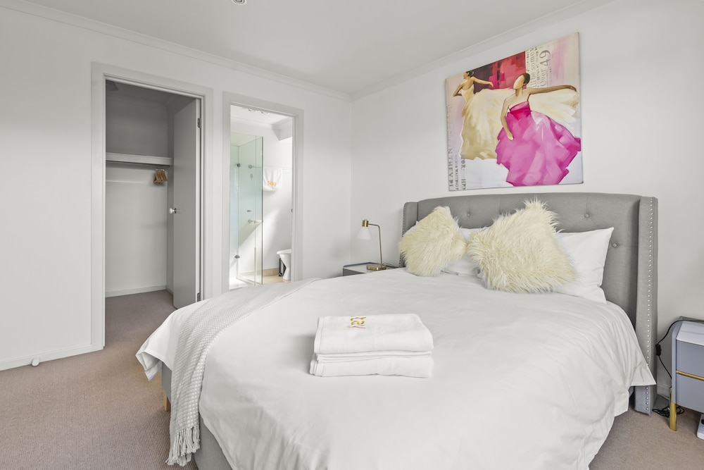 Deluxe House photo 2