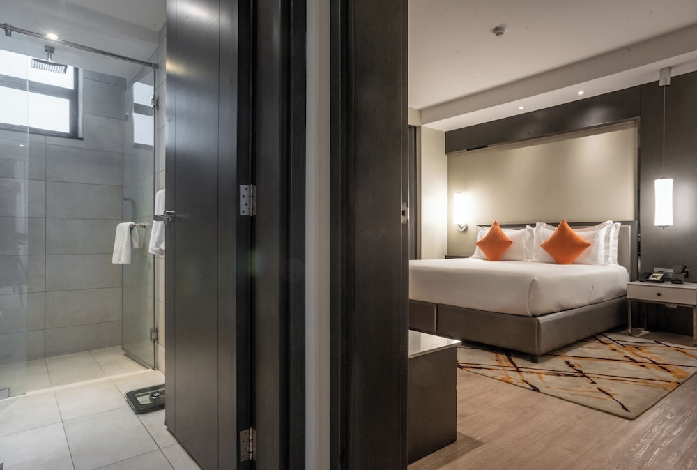Executive Suite, 1 King Bed, Non Smoking (Separate Living Room) photo 2