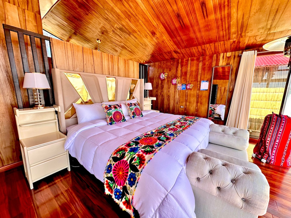 Luxury Room, 1 King Bed, Lake View photo 2