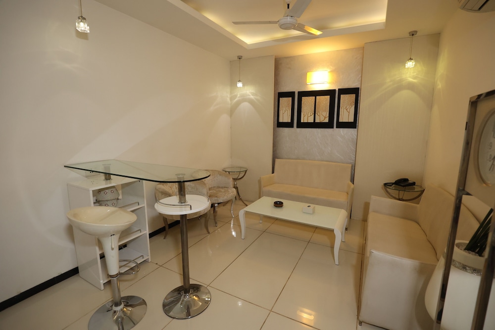 Luxury Room, 1 King Bed, Smoking, City View photo 2