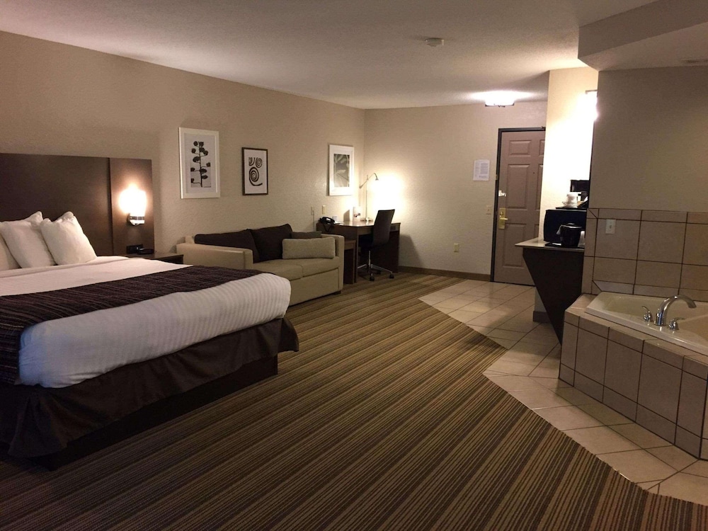 Suite, 1 King Bed with Sofa bed, Non Smoking, Jetted Tub photo 2