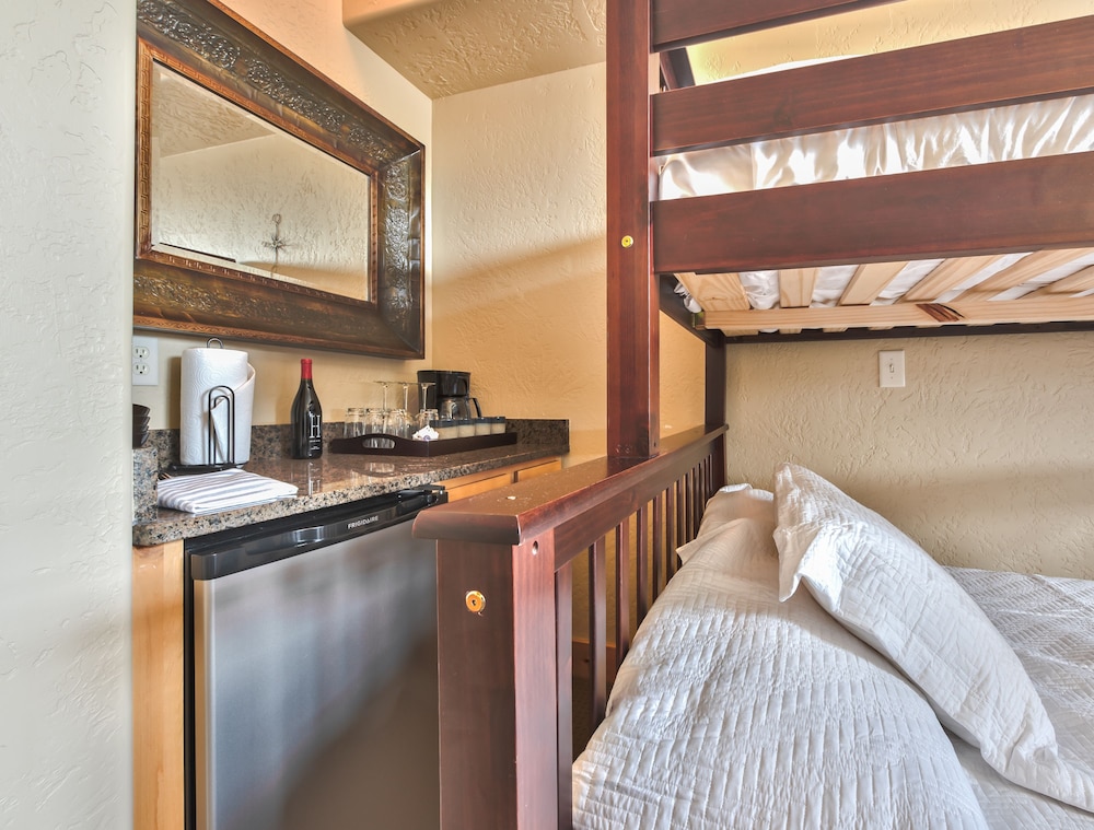 Superior Condo, Mountain View (221A) photo 3