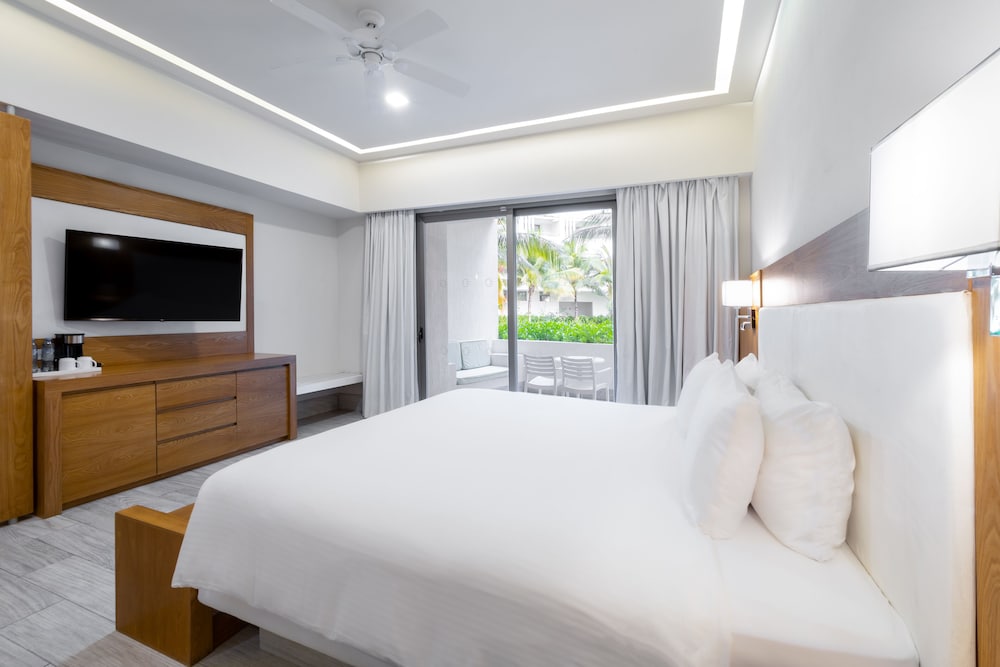 Deluxe Room, 1 King Bed, Garden View