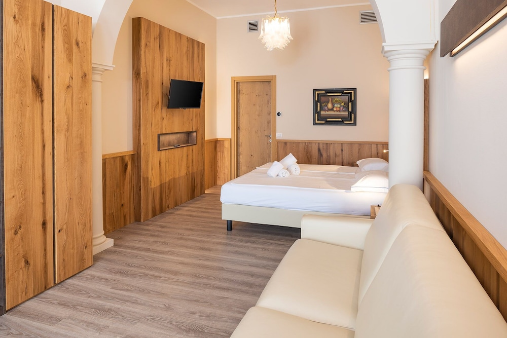 Double Room, 1 Double Bed with Sofa bed, Garden View (Dependance) photo 3